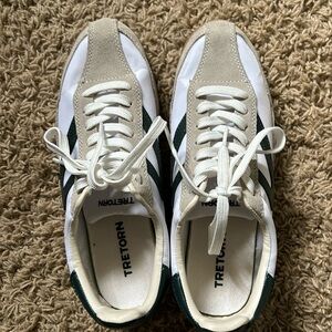 Tretorn light weight tennis shoes